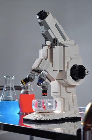 Illustration for article titled This Lego Microscope Actually Works